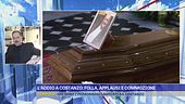 L'addio a Costanzo: folla, applausi e commozione