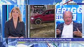 L'auto di Massimo Boldi si incastra nei binari del tram