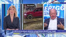 L'auto di Massimo Boldi si incastra nei binari del tram
