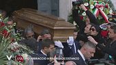 L'ultimo abbraccio a Maurizio Costanzo