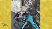 Roma, rifiuti ovunque. Anche nei cestini delle bici
