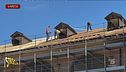 Sicurezza sul lavoro, operai senza imbragatura sul tetto