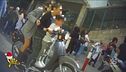 Uscita da scuola, bambini in scooter in tre senza casco