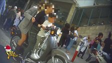 Uscita da scuola, bambini in scooter in tre senza casco