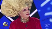 Moda caustica, outifit da tragedia con un Cristiano Malgioglio immenso