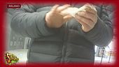 I bagarini della metro di Milano: sputano sui timbri e rivendono i biglietti