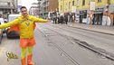 Capitan Ventosa alle prese con le strade sconnesse di Milano