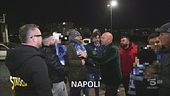 Parcheggiatori abusivi e sosta selvaggia davanti ai vigili allo stadio di Napoli