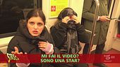 La sfilata delle borseggiatrici mascherate: insulti e botte