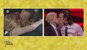 Baci, toccatine e battute sul sesso: il vizietto di Sanremo
