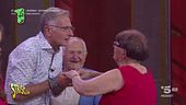 Con un solo bacio Paolo Bonolis fa saltare la parrucca