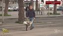 Ci pensa lui: Jimmy Ghione ripara le buche nell'asfalto a Roma