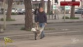 Ci pensa lui: Jimmy Ghione ripara le buche nell'asfalto a Roma