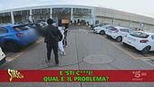 Brumotti ad Aprilia libera i parcheggi e si prende sputi e spinte