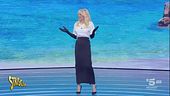 "Moda Caustica", Ilary Blasi tra Crudelia De Mon e Amanda Lear