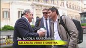 Fratoianni e la carta con la sua faccia finalmente insieme