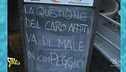 Striscioni rubati e scritte da pollo: è "Striscia il cartellone"