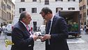 Vespone il rotolo di Fratoianni: dieci piani di morbidezza