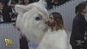 Jared Leto vestito da gatto per ricordare Karl Lagerfeld