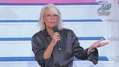 Maria: ''Riccardo vuoi corteggiare Federica? Siediti tra i corteggiatori...''