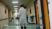 Ospedali nel caos, ma i medici senza vaccino non possono lavorare