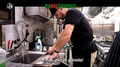 BASTIANICH: Banglstianich: Joe Bastianich lavapiatti con il popolo delle nostre cucine