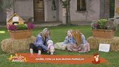 Isabel con la sua nuova famiglia