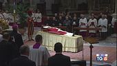La lunga fila per l'addio a Benedetto XVI