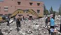 Si scava con le mani tra morte e distruzione
