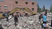 Si scava con le mani tra morte e distruzione
