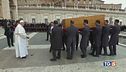 L'addio a Benedetto XVI la folla "Santo subito"
