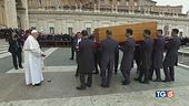 L'addio a Benedetto XVI la folla "Santo subito"