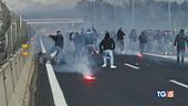 Rissa tra ultrà E' caos sulla A1