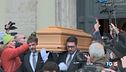 Folla commossa per l'addio a Gina
