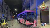 Mestre: nuovo incidente bus contro un palazzo