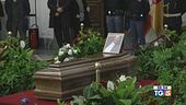Grande commozione nell'omaggio a Costanzo