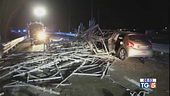 Camion perde carico, auto travolte: 2 morti
