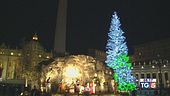Albero e presepio illuminano San Pietro