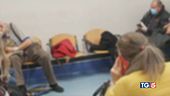 Pazienti sulle barelle, pronto soccorso in tilt