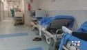 Pazienti sulle barelle, pronto soccorso in tilt