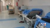 Pazienti sulle barelle, pronto soccorso in tilt