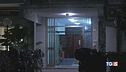 Precipitano dal balcone Salva il figlio e muore