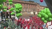 Sindacati in piazza e prove di dialogo
