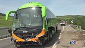 Bus nella scarpata, un morto e 15 feriti