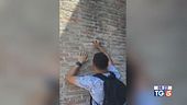 Un altro sfregio al Colosseo