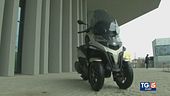 Piaggio MP3 tra le strade di Milano