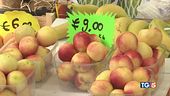 Verdura e frutta al mercato a peso d'oro