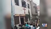 Picconate sulle chiese follia in Pakistan