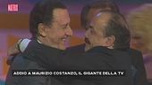 Maurizio Costanzo riceve il Telegatto da Alberto Sordi