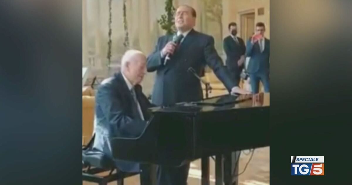 TG5: Silvio Berlusconi canta accompagnato da Fedele Confalonieri Video ...